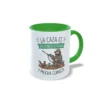 Taza de cerámica con asa e interior verde, con diseño divertido de un cazador sentado con su rifle y la frase "La caza es paciencia eterna y mucha cerveza". Regalo original con humor para cazadores. Vista lateral derecha.