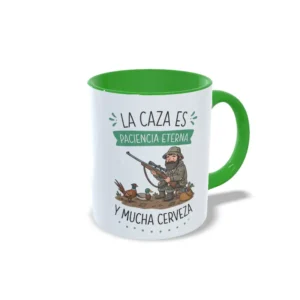 Taza de cerámica con asa e interior verde, con diseño divertido de un cazador sentado con su rifle y la frase "La caza es paciencia eterna y mucha cerveza". Regalo original con humor para cazadores. Vista lateral derecha.