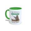 Taza de cerámica con asa e interior verde, con diseño divertido de un cazador sentado con su rifle y la frase "La caza es paciencia eterna y mucha cerveza". Regalo original con humor para cazadores. Vista lateral izquierda