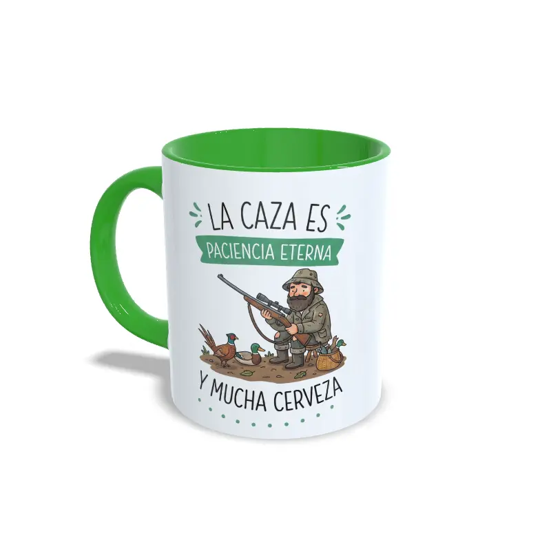 Taza de cerámica con asa e interior verde, con diseño divertido de un cazador sentado con su rifle y la frase "La caza es paciencia eterna y mucha cerveza". Regalo original con humor para cazadores. Vista lateral izquierda