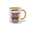 Taza de cerámica para pintores con calavera y frase de advertencia este pintor tiene una mente retorcida, interior y asa en color naranja, vista lateral derecha.
