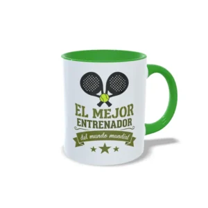Taza de cerámica de pádel con diseño de palas cruzadas y frase La mejor entrenadora del mundo mundial, interior y asa en color verde, vista lateral derecha.