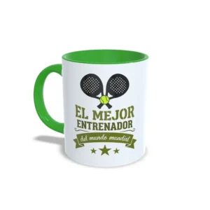 Taza de cerámica de pádel con diseño de palas cruzadas y frase La mejor entrenadora del mundo mundial, interior y asa en color verde, vista lateral izquierda.
