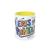 Taza de cerámica sobre pádel con frase en letras de colores Eres un puntazo y pala de pádel, interior en color amarillo, vista frontal centrada.