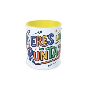 Taza de cerámica sobre pádel con frase en letras de colores Eres un puntazo y pala de pádel, interior en color amarillo, vista frontal centrada.