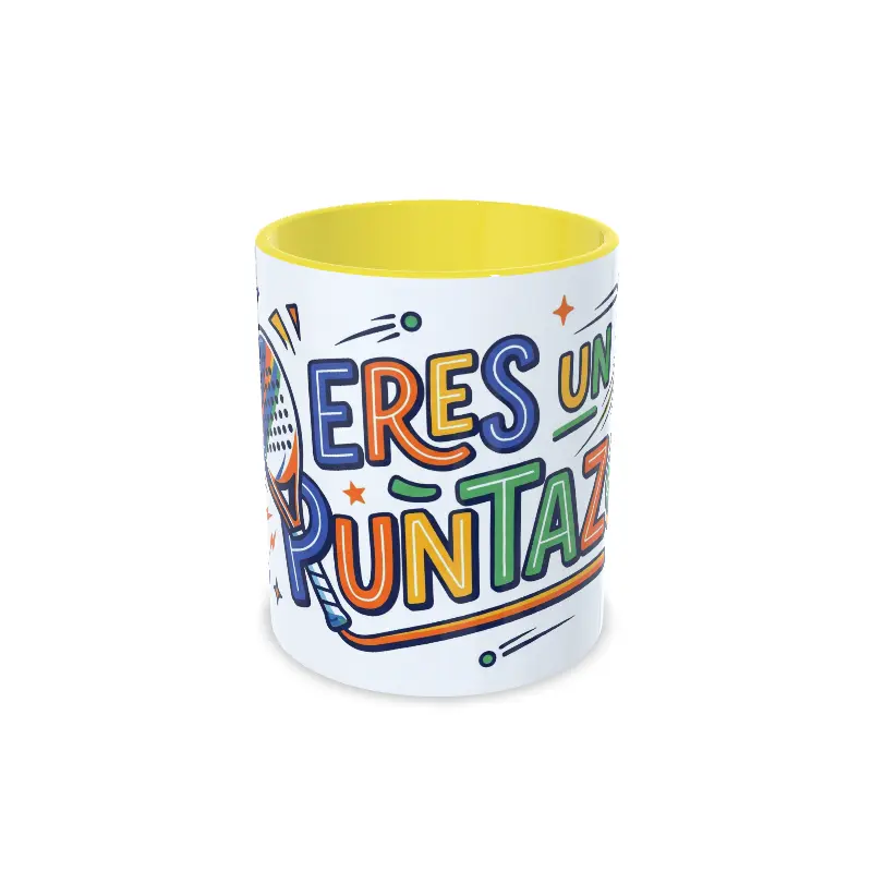 Taza de cerámica sobre pádel con frase en letras de colores Eres un puntazo y pala de pádel, interior en color amarillo, vista frontal centrada.