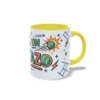 Taza de cerámica sobre pádel con pelota en movimiento y frase Eres un puntazo, interior y asa en color amarillo, vista lateral derecha.