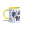Taza de cerámica sobre pádel con diseño ilustrado de pala y texto Eres un puntazo, interior y asa en color amarillo, vista lateral izquierda.
