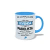 Taza de cerámica sobre pádel con frase es complicado ser una leyenda y un padelista al mismo tiempo, interior y asa en color azul claro, vista lateral derecha.