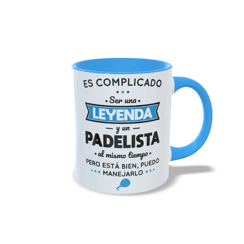 Taza de cerámica sobre pádel con frase es complicado ser una leyenda y un padelista al mismo tiempo, interior y asa en color azul claro, vista lateral derecha.