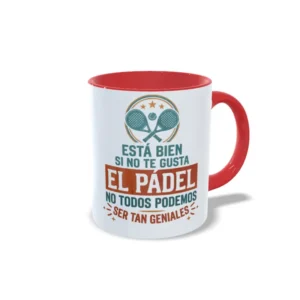 Taza de cerámica sobre pádel con frase está bien si no te gusta el pádel no todos podemos ser tan geniales, interior y asa en color rojo, vista lateral derecha.