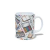 Taza de cerámica de pintura y arte con estampado de caja de lápices de colores, cuadernos y tubos de pintura, interior y asa en color blanco, vista lateral derecha.