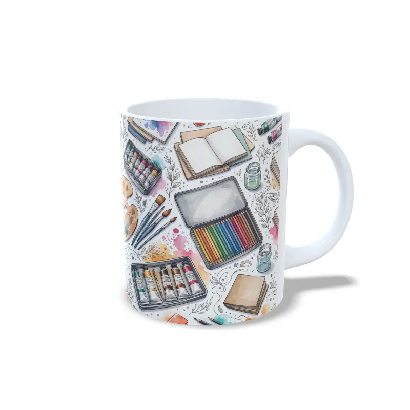 Taza de cerámica de pintura y arte con estampado de caja de lápices de colores, cuadernos y tubos de pintura, interior y asa en color blanco, vista lateral derecha.