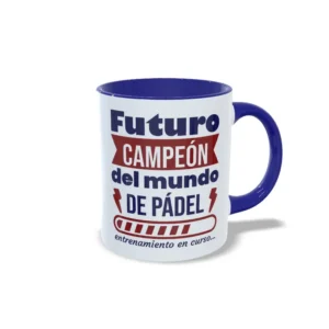 Taza de pádel con frase Futuro campeón del mundo de pádel y barra de carga entrenamiento en curso, interior y asa en color azul marino, vista lateral derecha.