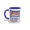 Taza de pádel con frase Futuro campeón del mundo de pádel y barra de carga entrenamiento en curso, interior y asa en color azul marino, vista lateral izquierda.
