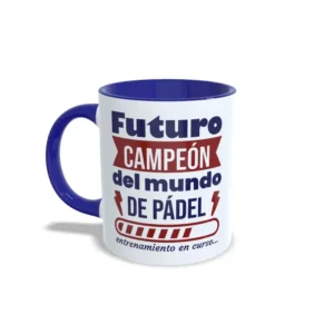 Taza de pádel con frase Futuro campeón del mundo de pádel y barra de carga entrenamiento en curso, interior y asa en color azul marino, vista lateral izquierda.