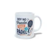 Taza de cerámica sobre pádel con frase Hoy no puedo, tengo pádel, ilustración de pala y pelota en movimiento, interior y asa en color blanco, vista lateral derecha.