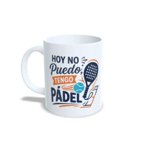 Taza de cerámica sobre pádel con frase Hoy no puedo, tengo pádel, ilustración de pala y pelota en movimiento, interior y asa en color blanco, vista lateral izquierda.
