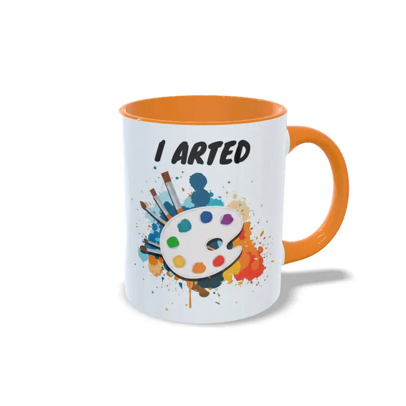 Taza de cerámica sobre pintura y arte con frase I arted, paleta de colores con pinceles y salpicaduras multicolor, interior y asa en color naranja, vista lateral derechha.