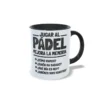 Taza de cerámica sobre pádel con frase humorística Jugar al pádel mejora la memoria, interior y asa en color negro, vista lateral derecha.