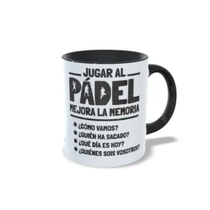 Taza de cerámica sobre pádel con frase humorística Jugar al pádel mejora la memoria, interior y asa en color negro, vista lateral derecha.