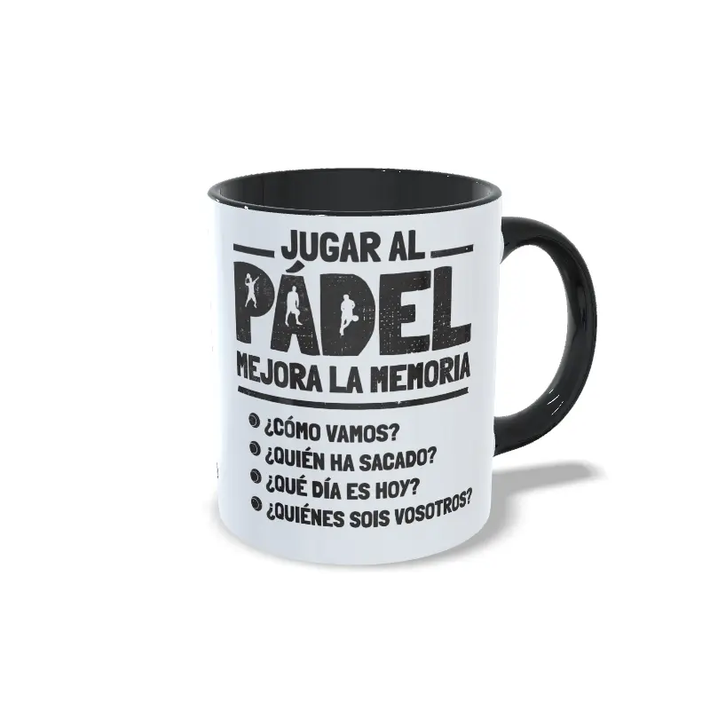 Taza de cerámica sobre pádel con frase humorística Jugar al pádel mejora la memoria, interior y asa en color negro, vista lateral derecha.