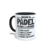 Taza de cerámica sobre pádel con frase humorística Jugar al pádel mejora la memoria, interior y asa en color negro, vista lateral izquierda.