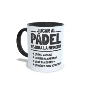 Taza de cerámica sobre pádel con frase humorística Jugar al pádel mejora la memoria, interior y asa en color negro, vista lateral izquierda.