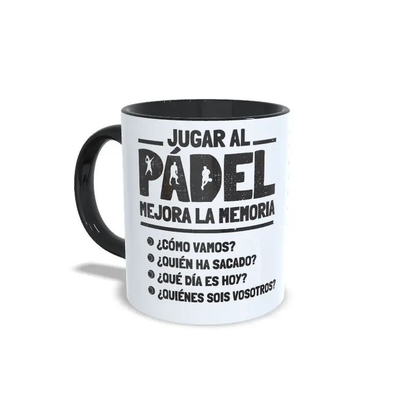 Taza de cerámica sobre pádel con frase humorística Jugar al pádel mejora la memoria, interior y asa en color negro, vista lateral izquierda.