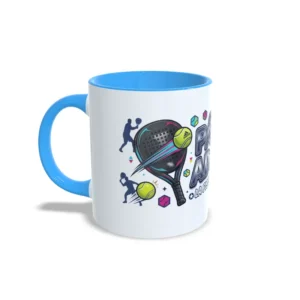 Taza de pádel con ilustración de pala, pelotas y jugadores del diseño Pádel Adicto la pista es mi templo, interior y asa en color azul claro, vista lateral izquierda.