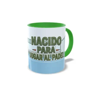 Taza de cerámica de pádel con diseño de pista de juego y frase Nacido para jugar al pádel, interior y asa en color verde, vista lateral derecha.