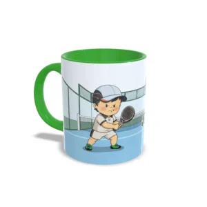 Taza de cerámica sobre pádel con ilustración de jugador bebé con pala en pista, interior y asa en color verde, vista lateral izquierda.