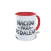 Taza de ciclismo con la frase Nacido para pedalear formada por eslabones de cadena de bicicleta, interior y asa en color rojo, vista lateral derecha.