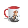 Taza de ciclismo con ilustración de ciclista bebé hombre en carretera con casco y bicicleta, interior y asa en color rojo, vista lateral izquierda.
