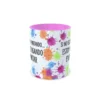 Taza de cerámica sobre pintura y arte con manchas de acuarela multicolor y frase Si no estoy pintando, estoy pensando en pintar, interior en color rosa, vista frontal centrada.