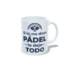 Taza de cerñamica sobre pádel con icono de palas cruzadas y frase Si tú me dices pádel lo dejo todo, interior y asa en color blanco, vista lateral derecha.