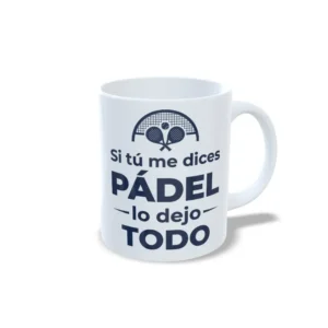 Taza de cerñamica sobre pádel con icono de palas cruzadas y frase Si tú me dices pádel lo dejo todo, interior y asa en color blanco, vista lateral derecha.