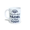 Taza de cerñamica sobre pádel con icono de palas cruzadas y frase Si tú me dices pádel lo dejo todo, interior y asa en color blanco, vista lateral izquierda.