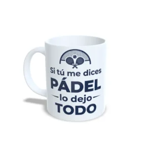 Taza de cerñamica sobre pádel con icono de palas cruzadas y frase Si tú me dices pádel lo dejo todo, interior y asa en color blanco, vista lateral izquierda.