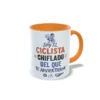 Taza de cerámica de ciclismo con ardilla en bicicleta y frase Soy el ciclista chiflado del que te advirtieron, interior y asa en color naranja, vista lateral derecha.