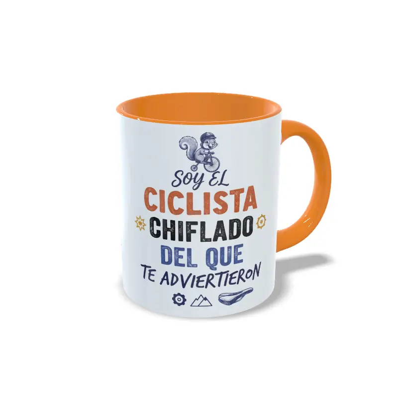 Taza de cerámica de ciclismo con ardilla en bicicleta y frase Soy el ciclista chiflado del que te advirtieron, interior y asa en color naranja, vista lateral derecha.