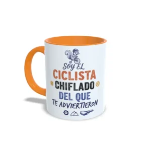 Taza de cerámica de ciclismo con ardilla en bicicleta y frase Soy el ciclista chiflado del que te advirtieron, interior y asa en color naranja, vista lateral izquierda.