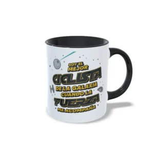 Taza de cerámica de ciclismo con temática galáctica y frase Soy el mejor ciclista de la galaxia cuando la fuerza me acompaña, interior y asa en color negro, vista lateral derecha.