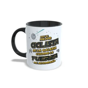 Taza de cerámica de ciclismo con temática galáctica y frase Soy el mejor ciclista de la galaxia cuando la fuerza me acompaña, interior y asa en color negro, vista lateral izquierda.
