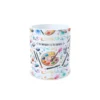 Taza de cerámica sobre pintura y arte con frase Tu mundo es tu lienzo e ilustraciones de paleta, pinceles, lápices y salpicaduras de color, interior en color blanco, vista frontal centrada.