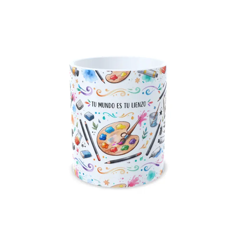 Taza de cerámica sobre pintura y arte con frase Tu mundo es tu lienzo e ilustraciones de paleta, pinceles, lápices y salpicaduras de color, interior en color blanco, vista frontal centrada.