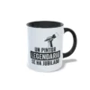 Taza de cerámica para pintores jubilados con ilustración de mano sosteniendo una brocha y frase Un pintor legendario se ha jubilado, interior y asa en color negro, vista lateral derecha.