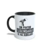 Taza de cerámica para pintores jubilados con ilustración de mano sosteniendo una brocha y frase Un pintor legendario se ha jubilado, interior y asa en color negro, vista lateral izquierda.