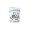 Taza de pintura y dibujo con ilustración de hombre dibujando en su caballete y frase Vuelve en otro momento, estoy dibujando, interior en color blanco, vista frontal centrada.