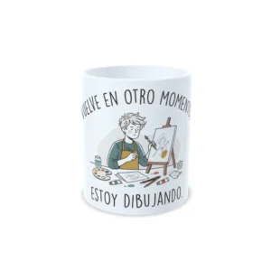 Vuelve en otro momento estoy dibujando HOMBRE CENTRO BLANCO Taza de pintura y dibujo con ilustración de hombre dibujando en su caballete y frase Vuelve en otro momento, estoy dibujando, interior en color blanco, vista frontal centrada.